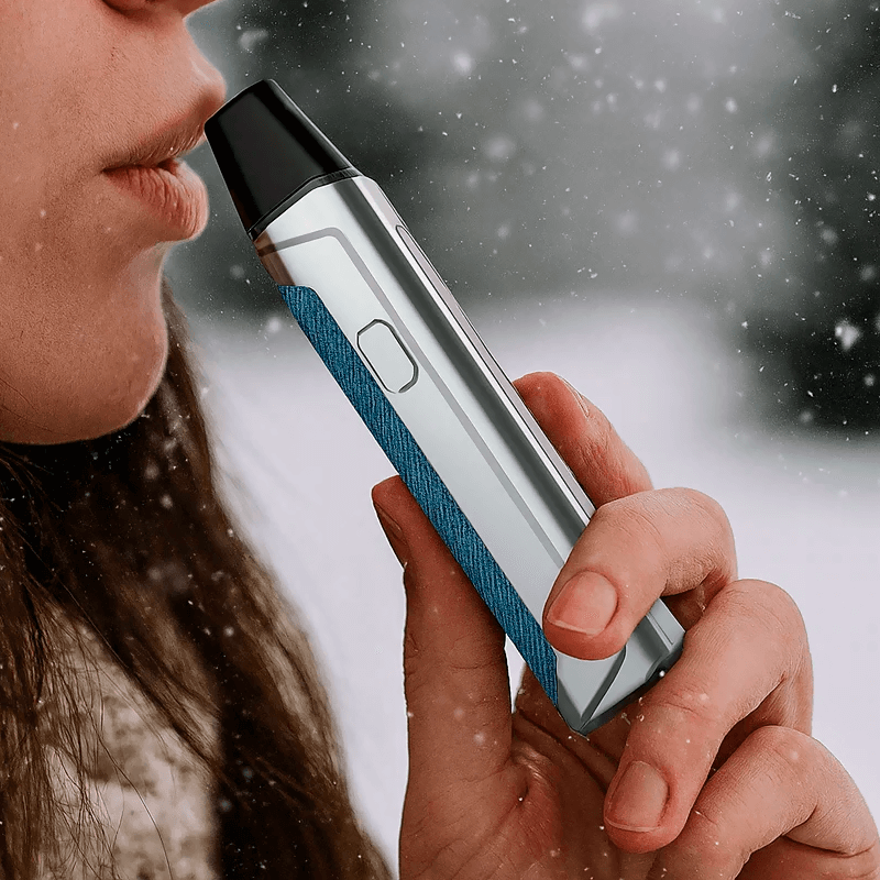 GeekVape Aegis One курит девушка