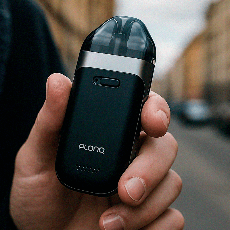 Plonq Meta Smart в руках мужчины