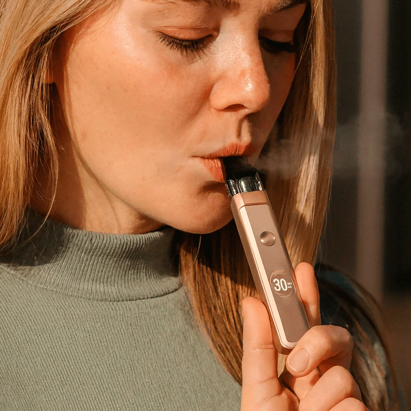 Vaporesso XROS PRO 2 в руке